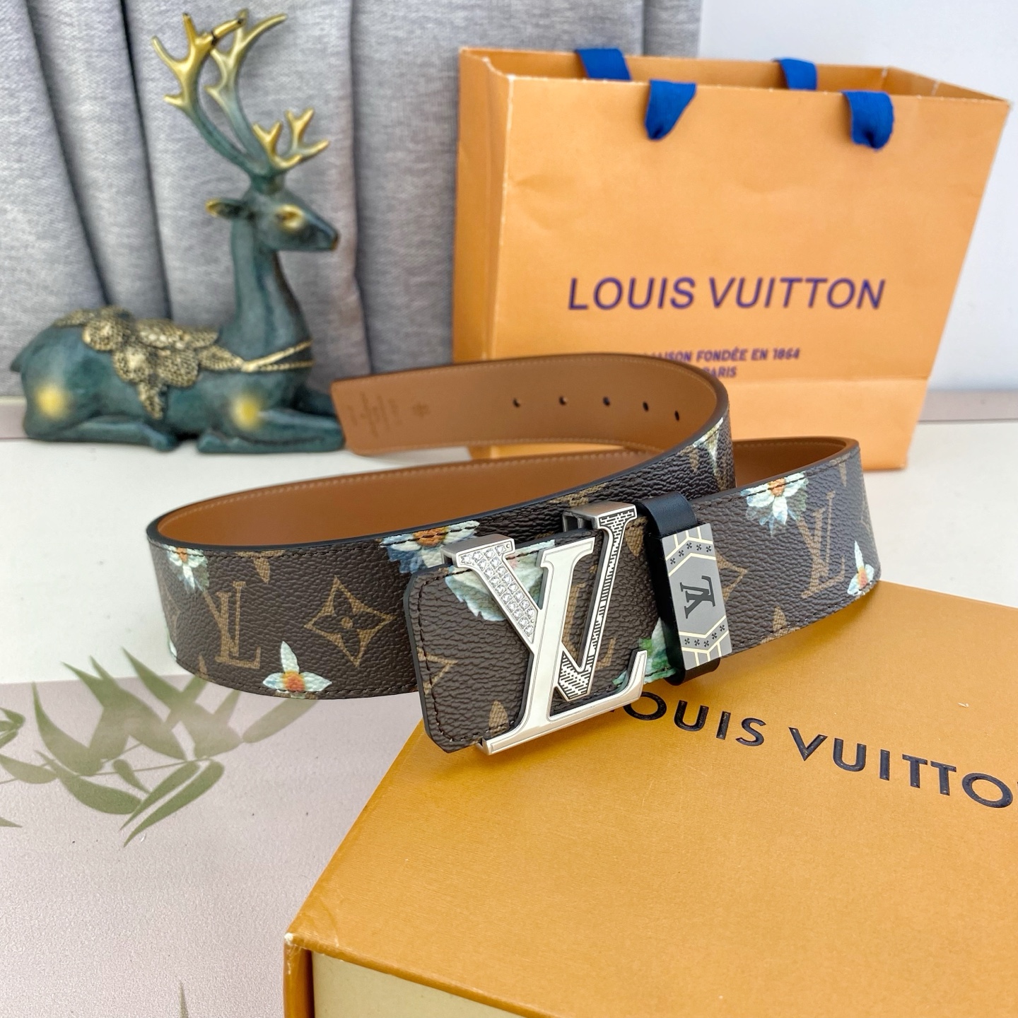 LV💕 特种皮腰带系列 ，原厂五金精品不锈钢钻扣，手感柔软舒适 宽3.8CM。