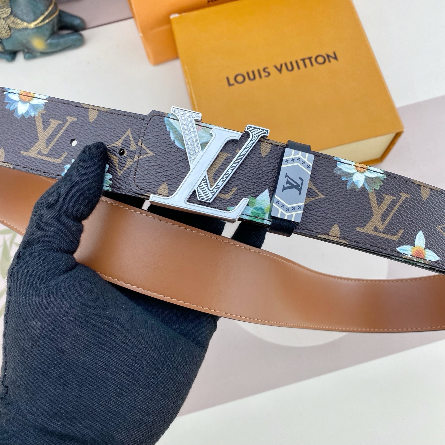 LV💕 特种皮腰带系列 ，原厂五金精品不锈钢钻扣，手感柔软舒适 宽3.8CM。