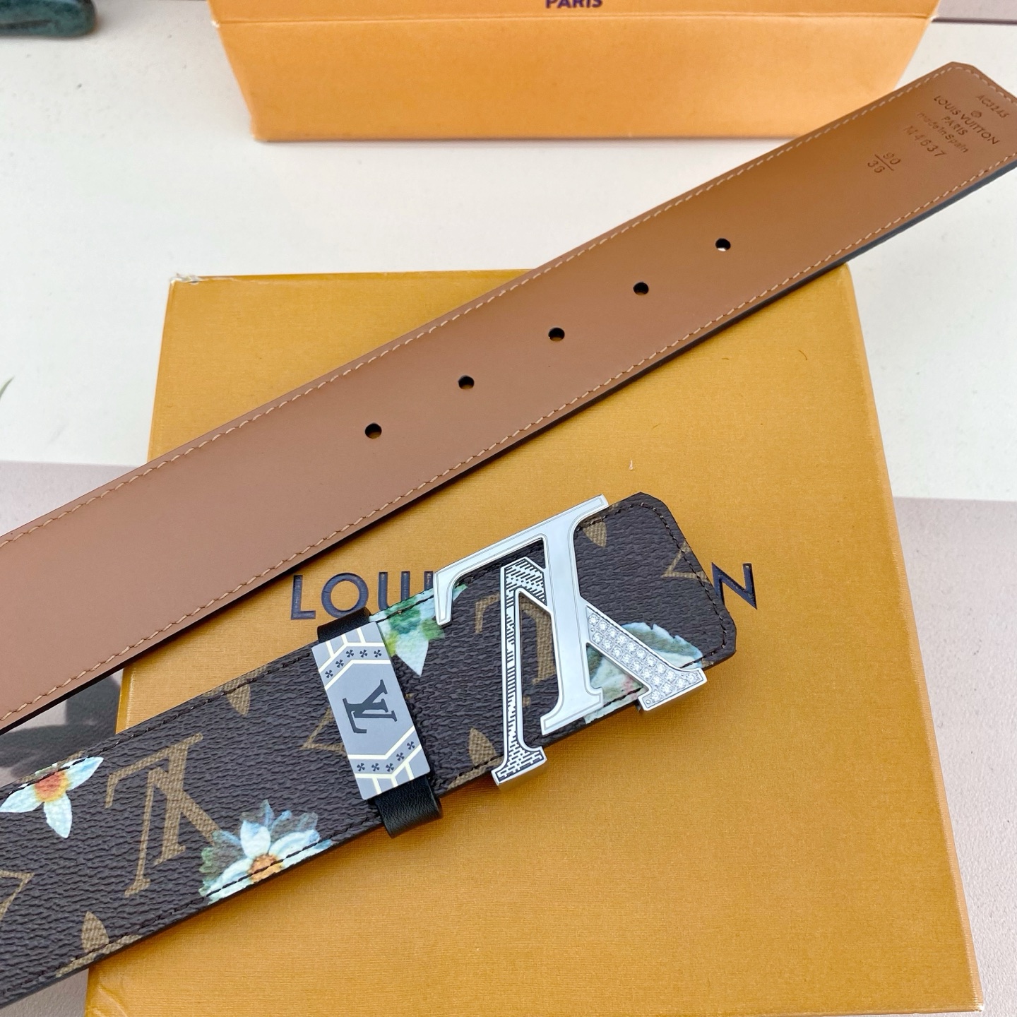 LV💕 特种皮腰带系列 ，原厂五金精品不锈钢钻扣，手感柔软舒适 宽3.8CM。