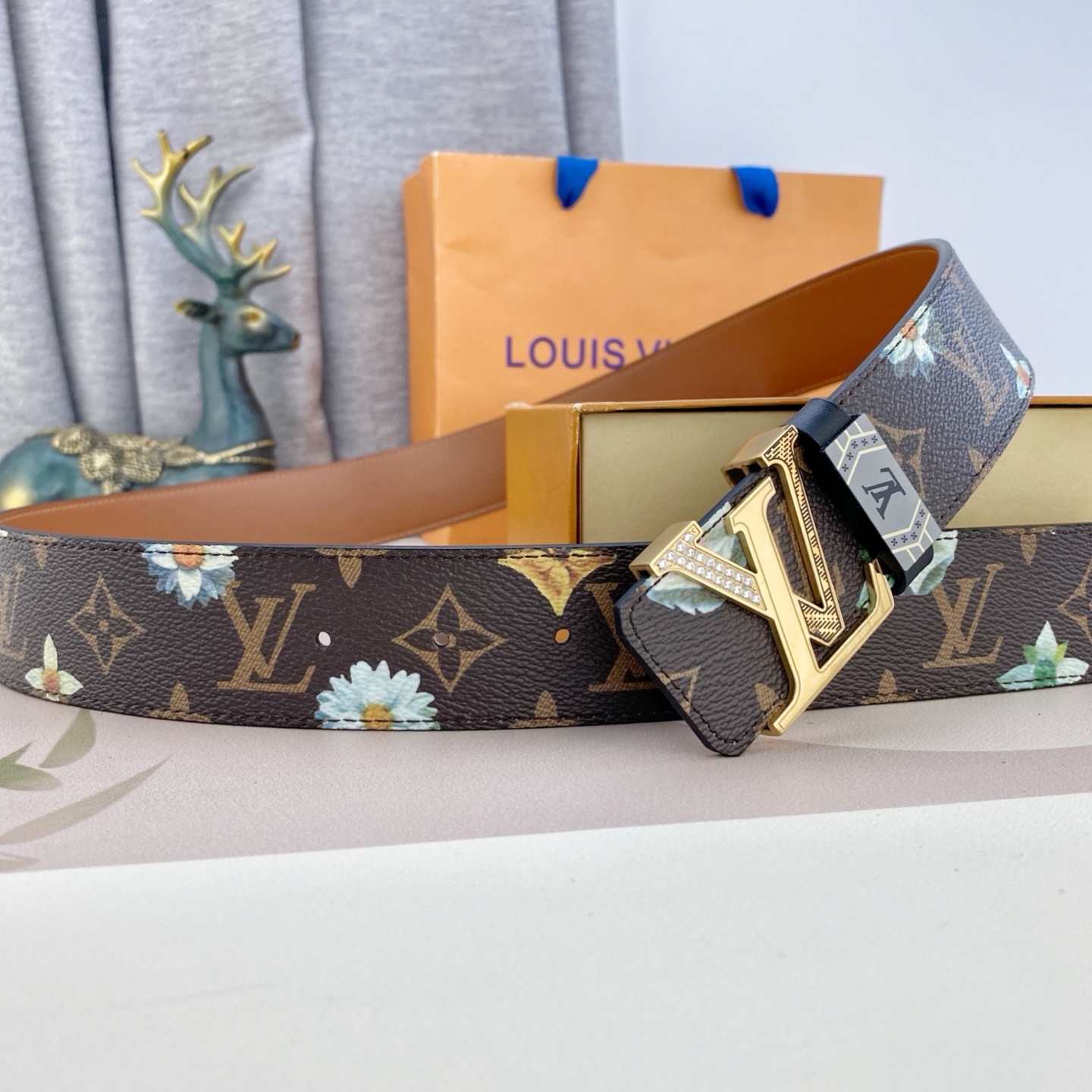 LV💕 特种皮腰带系列 ，原厂五金精品不锈钢钻扣，手感柔软舒适 宽3.8CM。