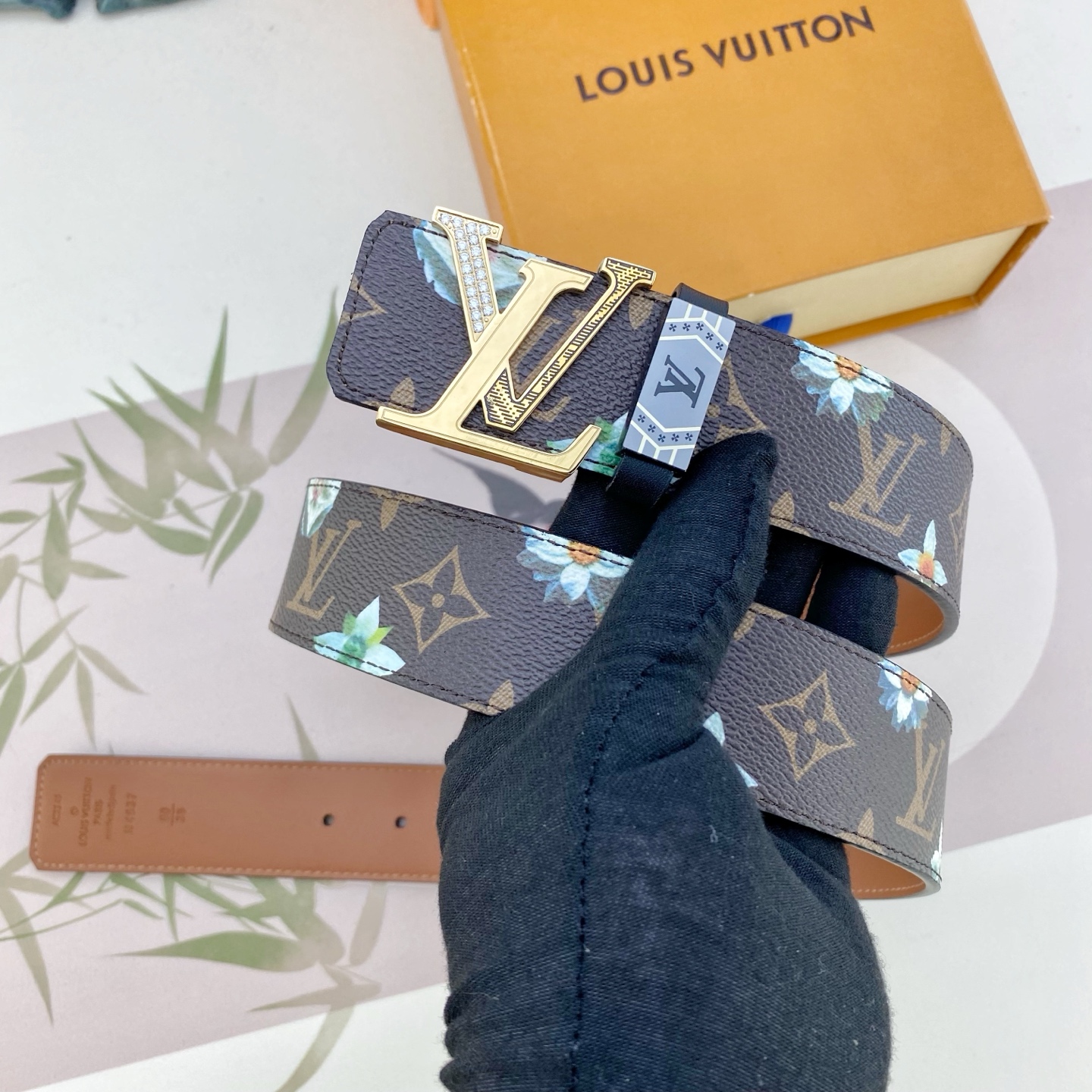 LV💕 特种皮腰带系列 ，原厂五金精品不锈钢钻扣，手感柔软舒适 宽3.8CM。