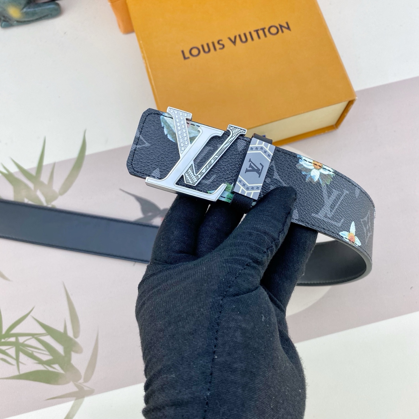 LV💕 特种皮腰带系列 ，原厂五金精品不锈钢钻扣，手感柔软舒适 宽3.8CM。