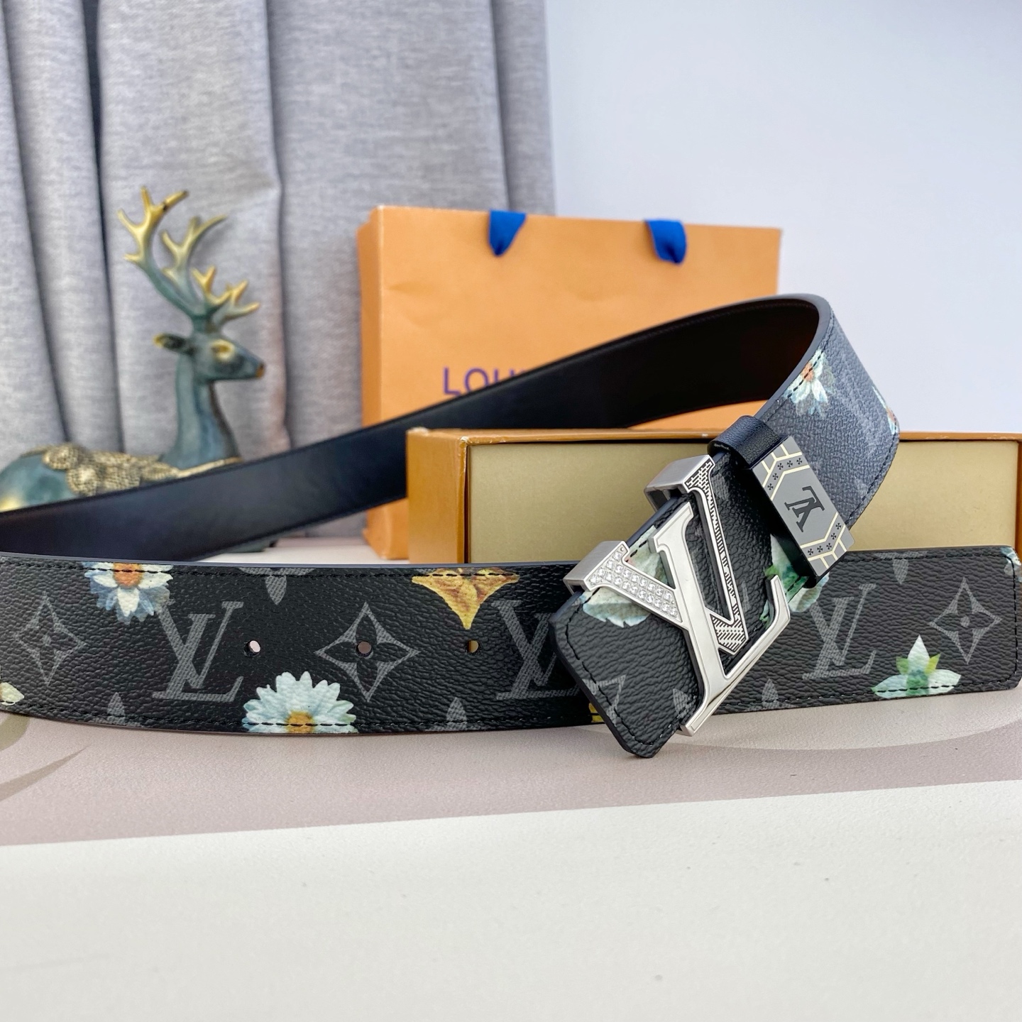 LV💕 特种皮腰带系列 ，原厂五金精品不锈钢钻扣，手感柔软舒适 宽3.8CM。