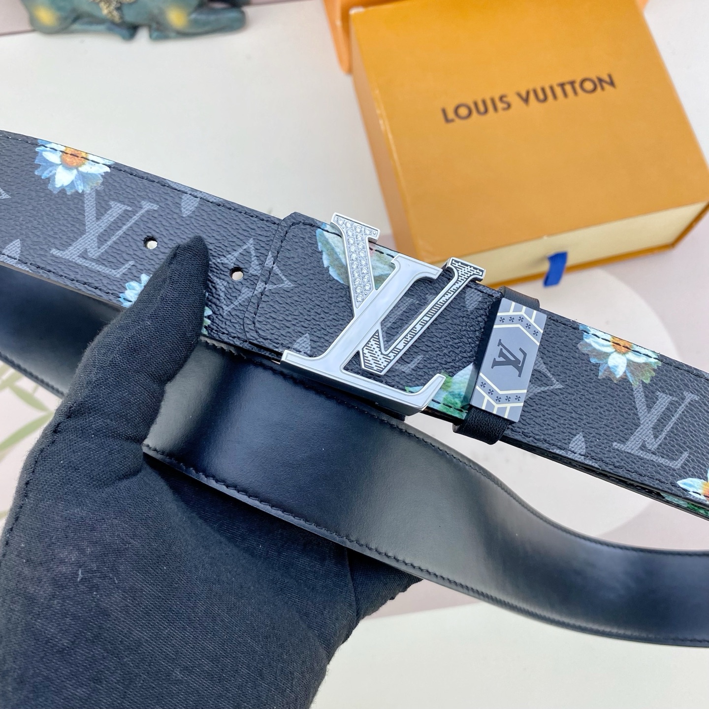 LV💕 特种皮腰带系列 ，原厂五金精品不锈钢钻扣，手感柔软舒适 宽3.8CM。