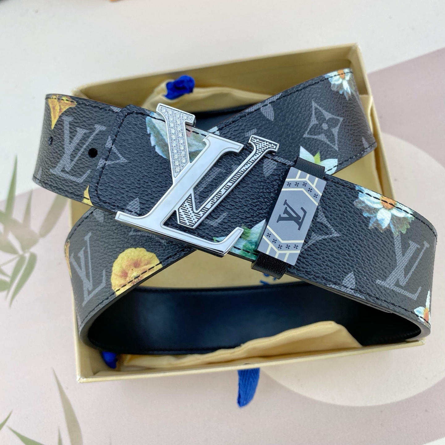 LV💕 特种皮腰带系列 ，原厂五金精品不锈钢钻扣，手感柔软舒适 宽3.8CM。