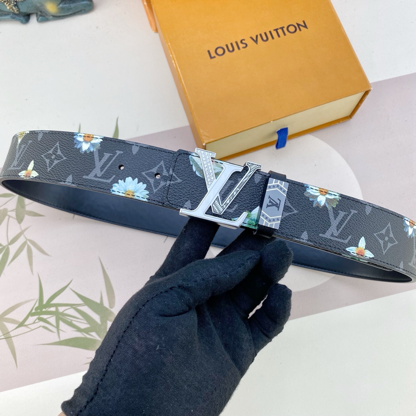 LV💕 特种皮腰带系列 ，原厂五金精品不锈钢钻扣，手感柔软舒适 宽3.8CM。