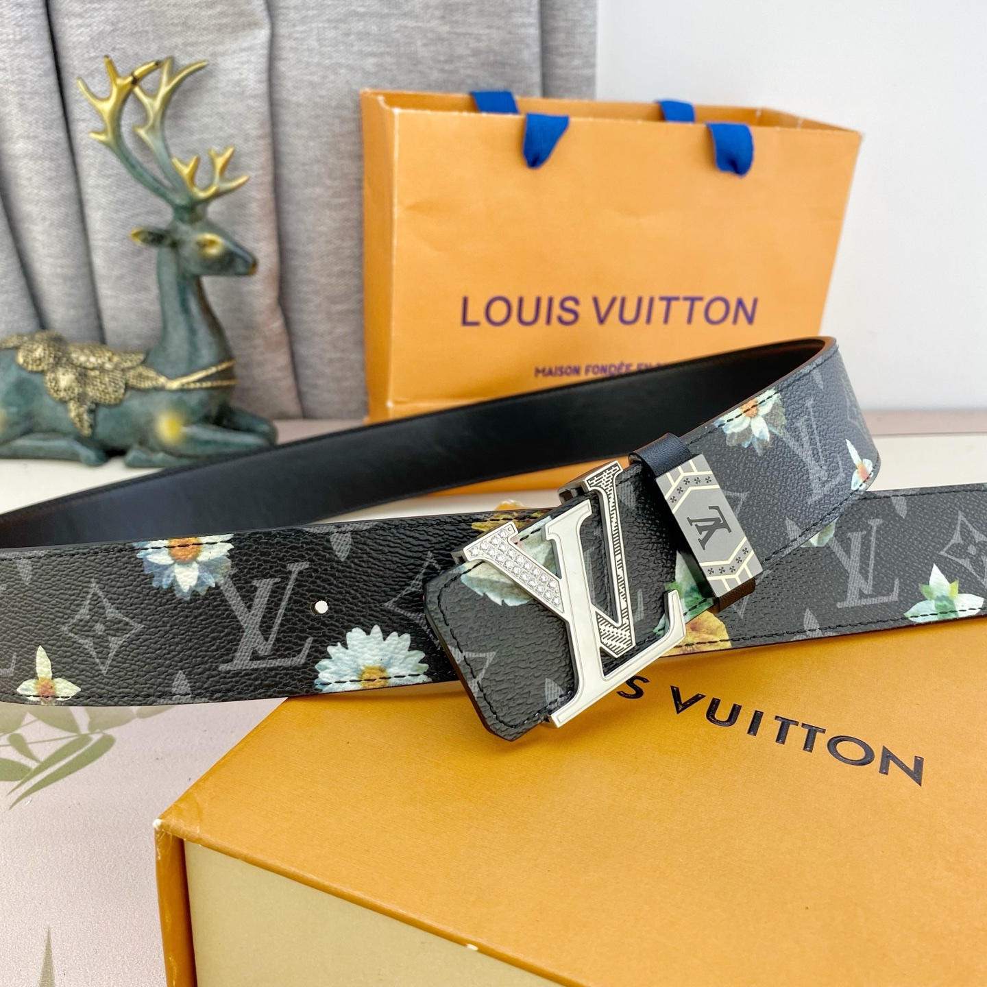 LV💕 特种皮腰带系列 ，原厂五金精品不锈钢钻扣，手感柔软舒适 宽3.8CM。