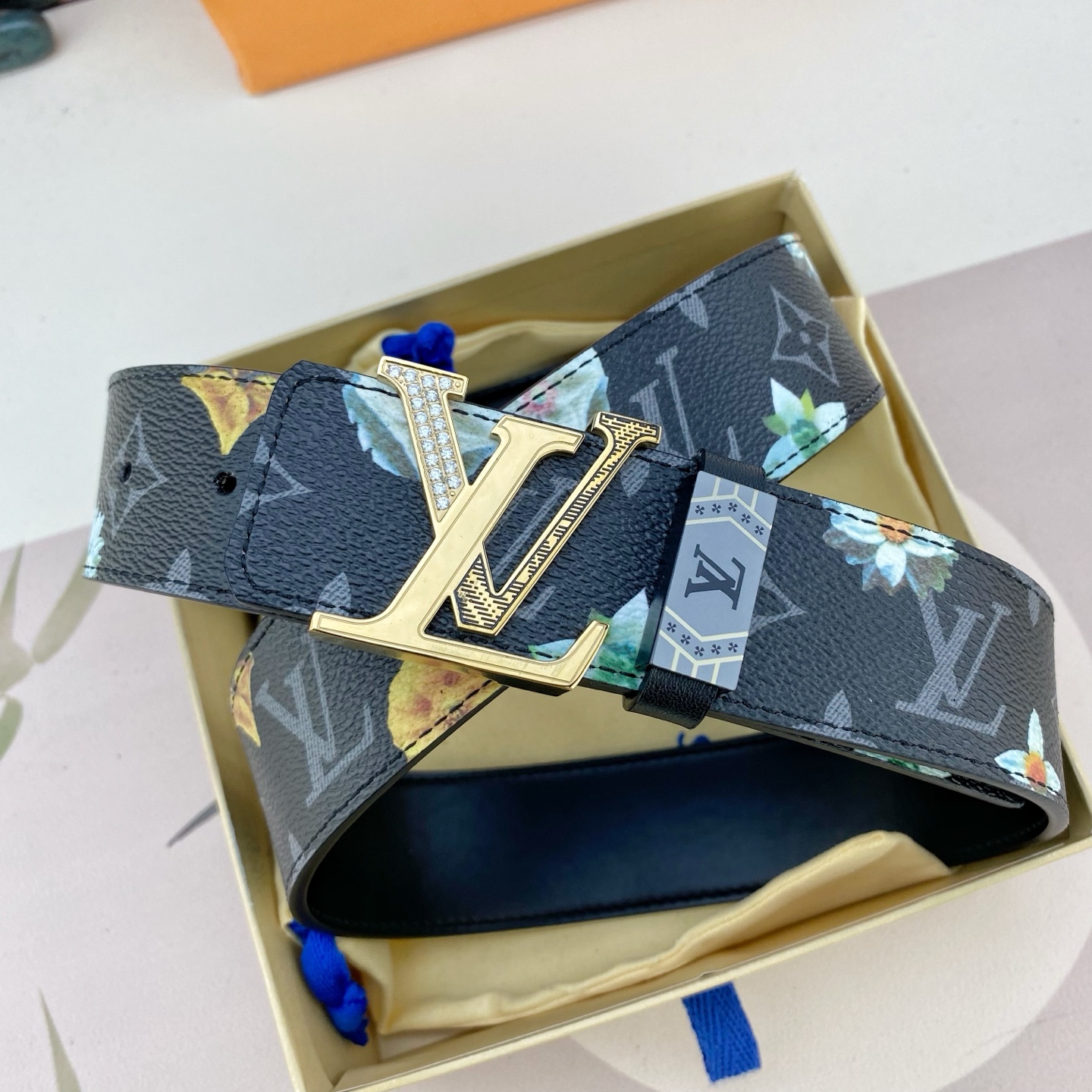 LV💕 特种皮腰带系列 ，原厂五金精品不锈钢钻扣，手感柔软舒适 宽3.8CM。