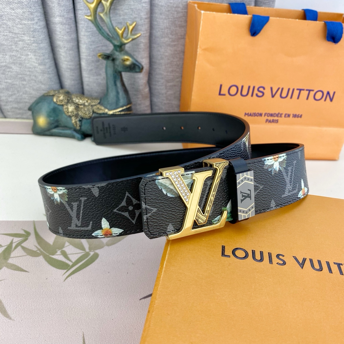 LV💕 特种皮腰带系列 ，原厂五金精品不锈钢钻扣，手感柔软舒适 宽3.8CM。