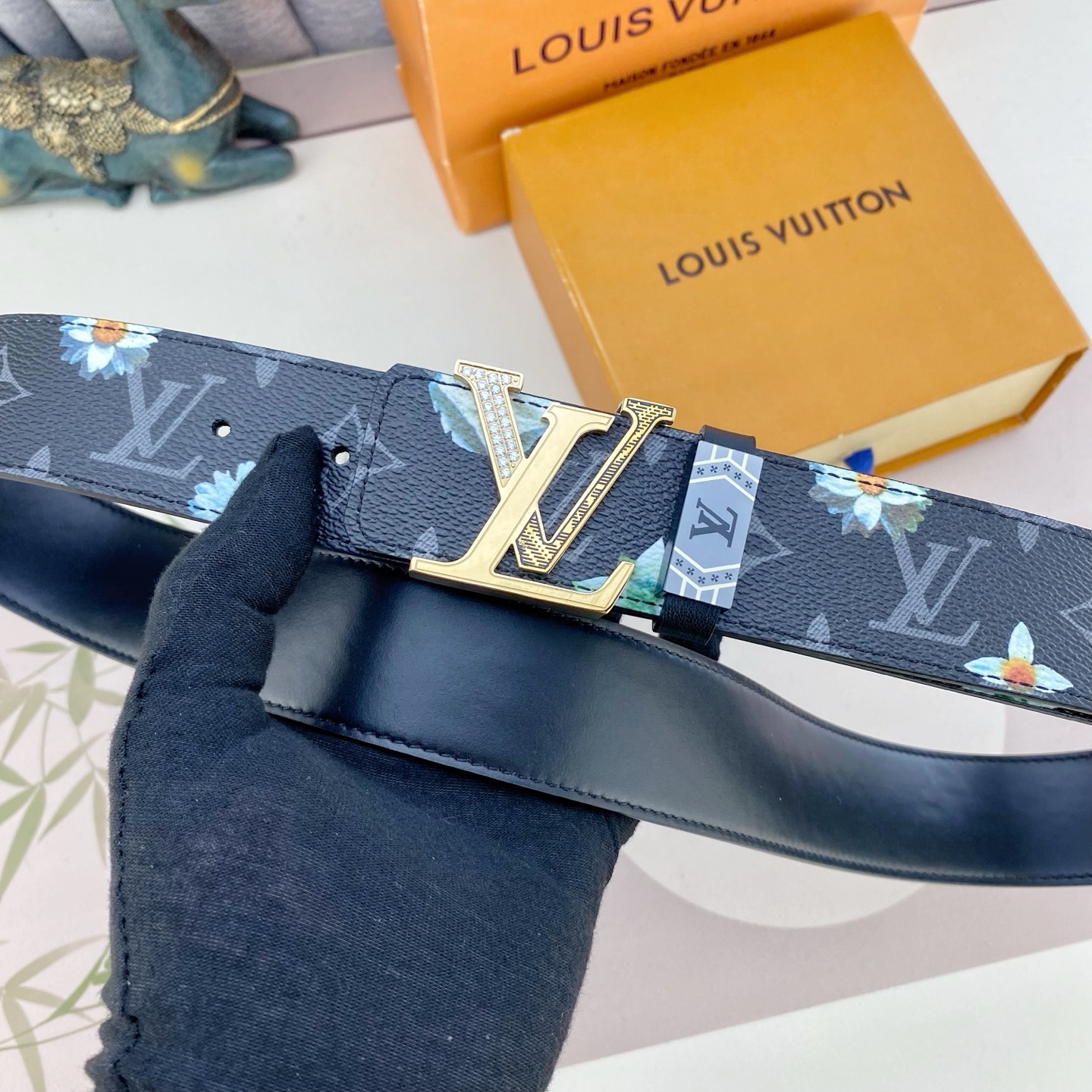 LV💕 特种皮腰带系列 ，原厂五金精品不锈钢钻扣，手感柔软舒适 宽3.8CM。