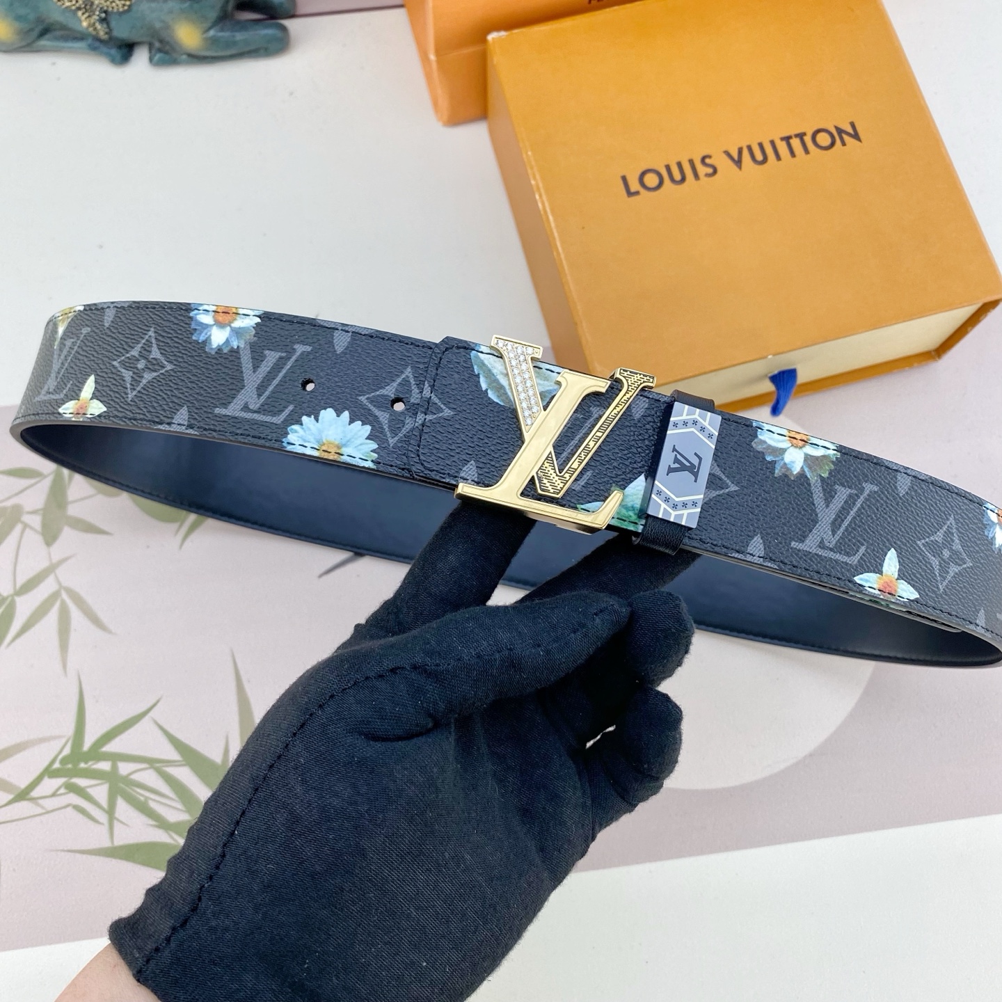 LV💕 特种皮腰带系列 ，原厂五金精品不锈钢钻扣，手感柔软舒适 宽3.8CM。