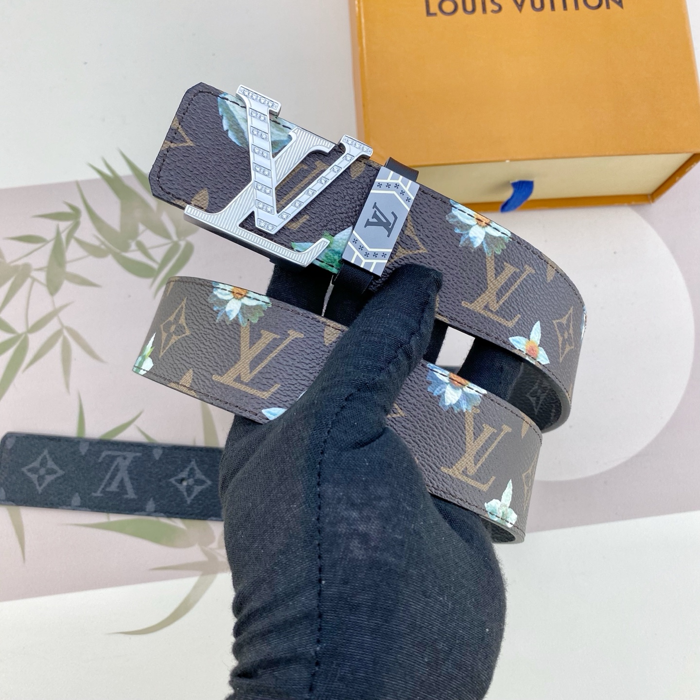 LV💕 特种皮腰带系列 ，原厂五金精品不锈钢钻扣，手感柔软舒适 宽3.8CM。
