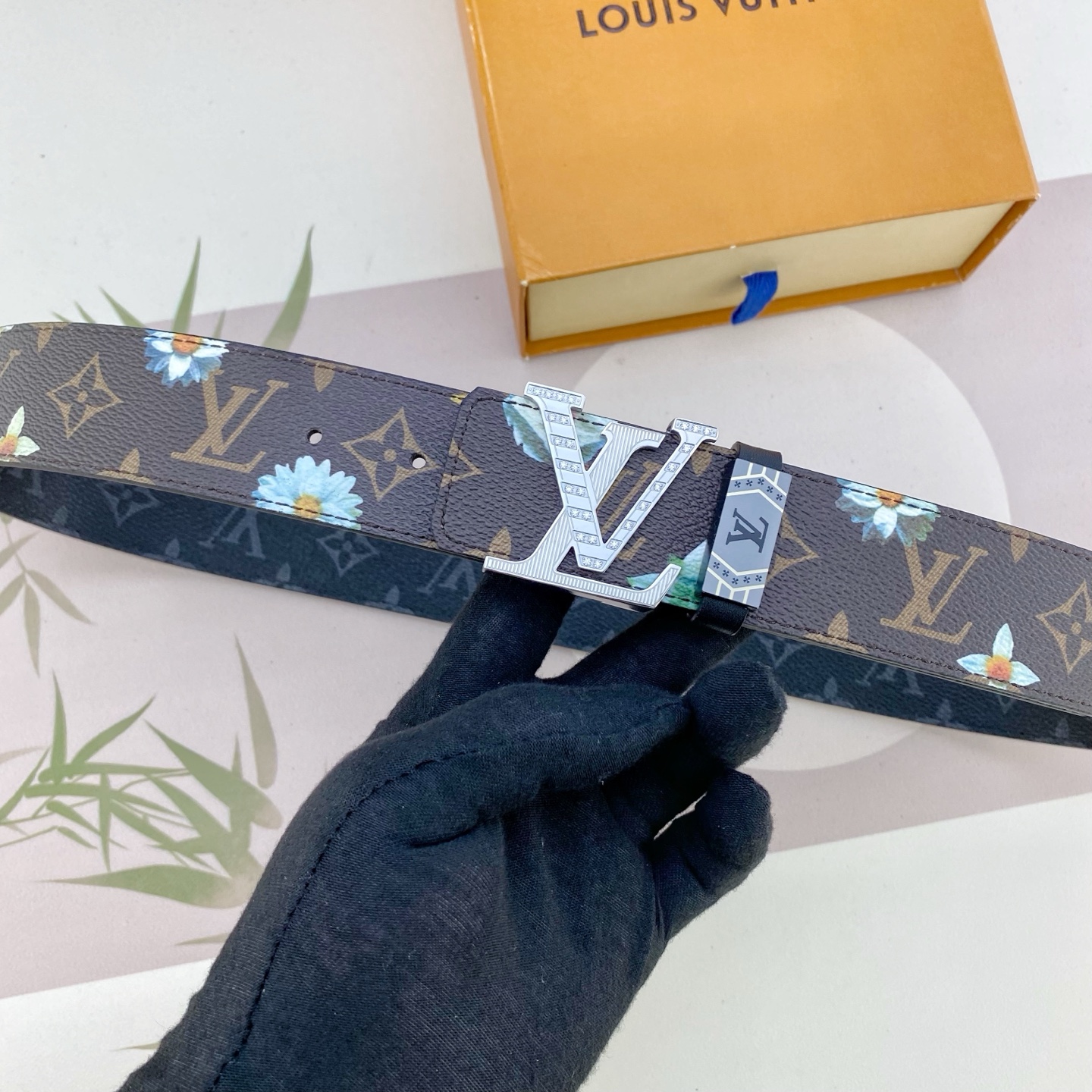 LV💕 特种皮腰带系列 ，原厂五金精品不锈钢钻扣，手感柔软舒适 宽3.8CM。