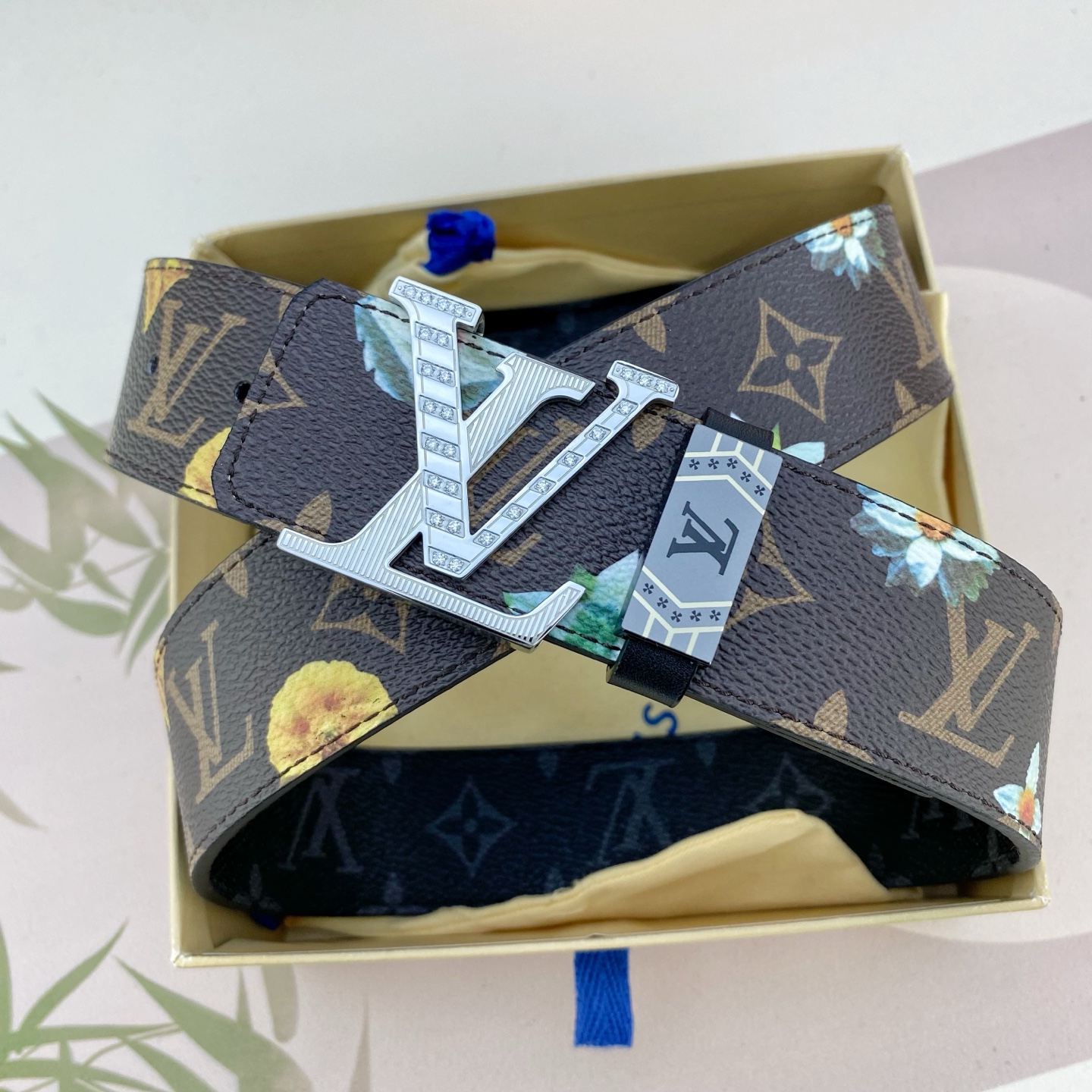 LV💕 特种皮腰带系列 ，原厂五金精品不锈钢钻扣，手感柔软舒适 宽3.8CM。