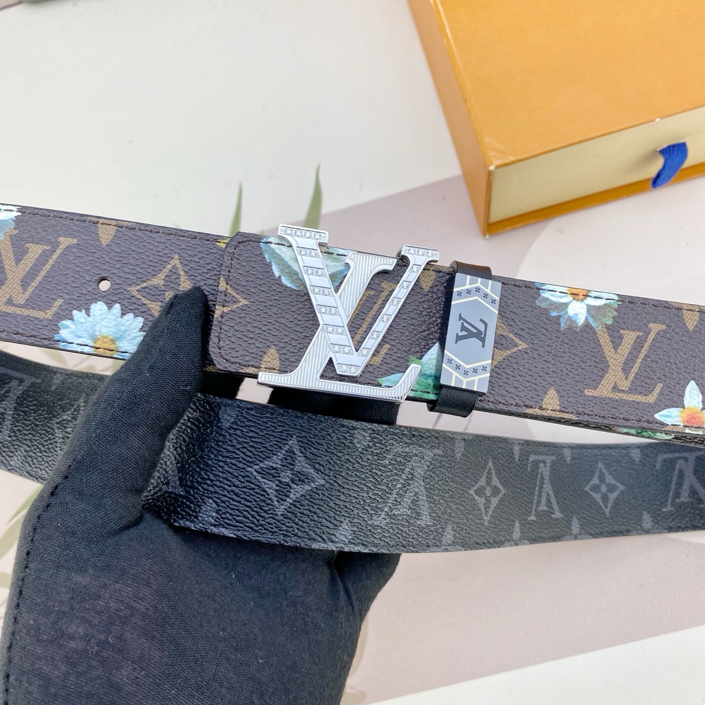 LV💕 特种皮腰带系列 ，原厂五金精品不锈钢钻扣，手感柔软舒适 宽3.8CM。