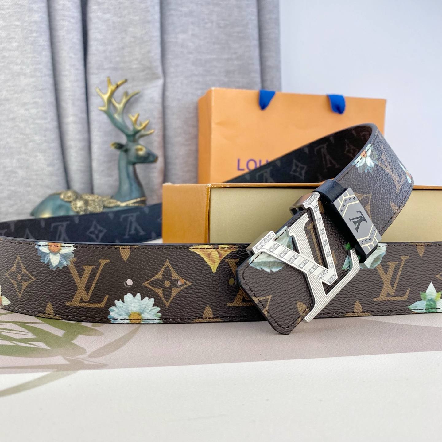 LV💕 特种皮腰带系列 ，原厂五金精品不锈钢钻扣，手感柔软舒适 宽3.8CM。