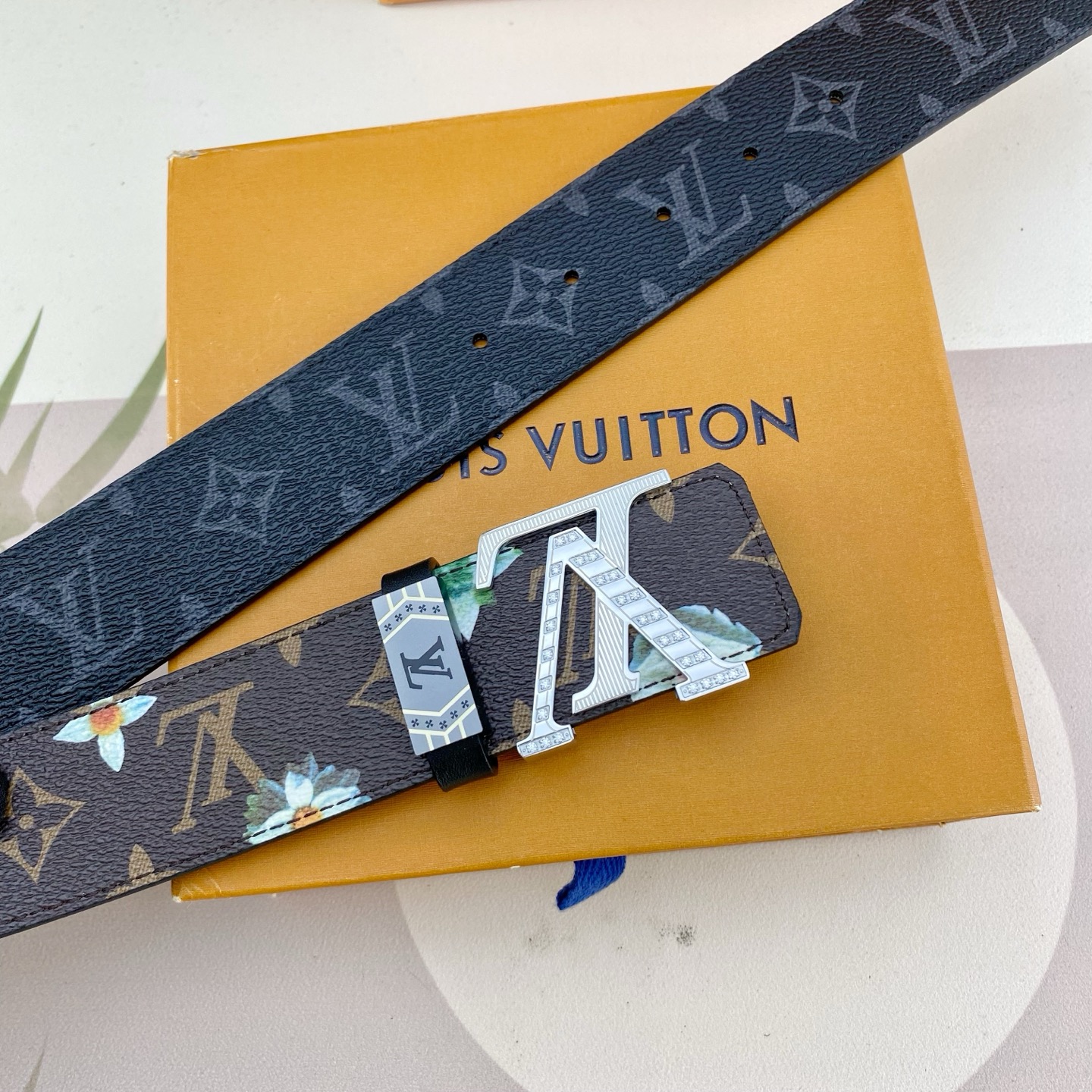 LV💕 特种皮腰带系列 ，原厂五金精品不锈钢钻扣，手感柔软舒适 宽3.8CM。