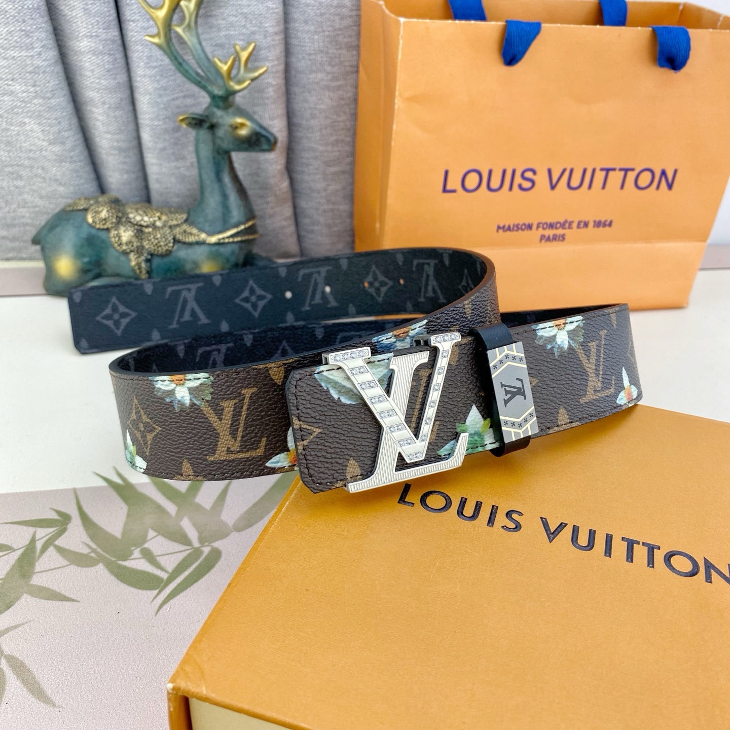 LV💕 特种皮腰带系列 ，原厂五金精品不锈钢钻扣，手感柔软舒适 宽3.8CM。