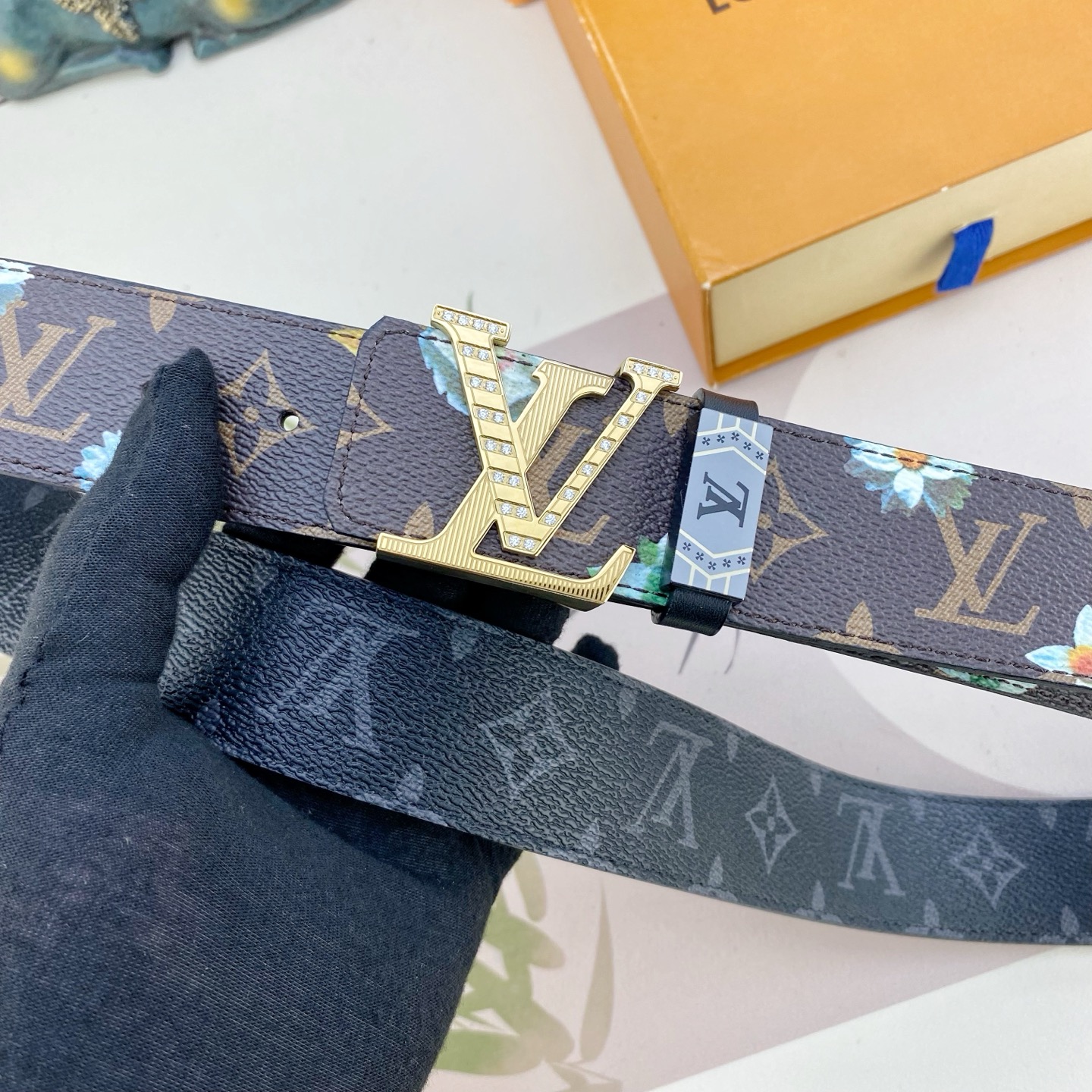 LV💕 特种皮腰带系列 ，原厂五金精品不锈钢钻扣，手感柔软舒适 宽3.8CM。