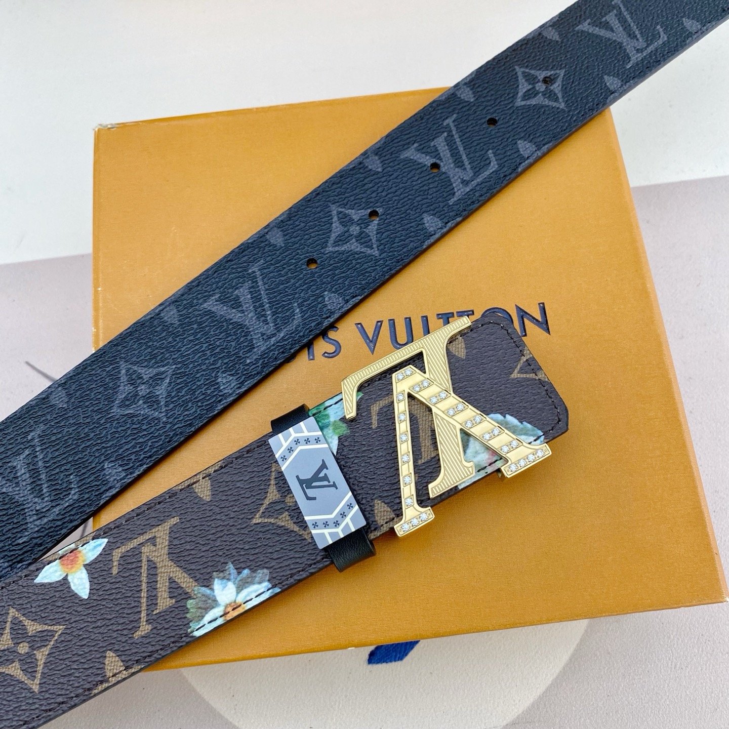 LV💕 特种皮腰带系列 ，原厂五金精品不锈钢钻扣，手感柔软舒适 宽3.8CM。