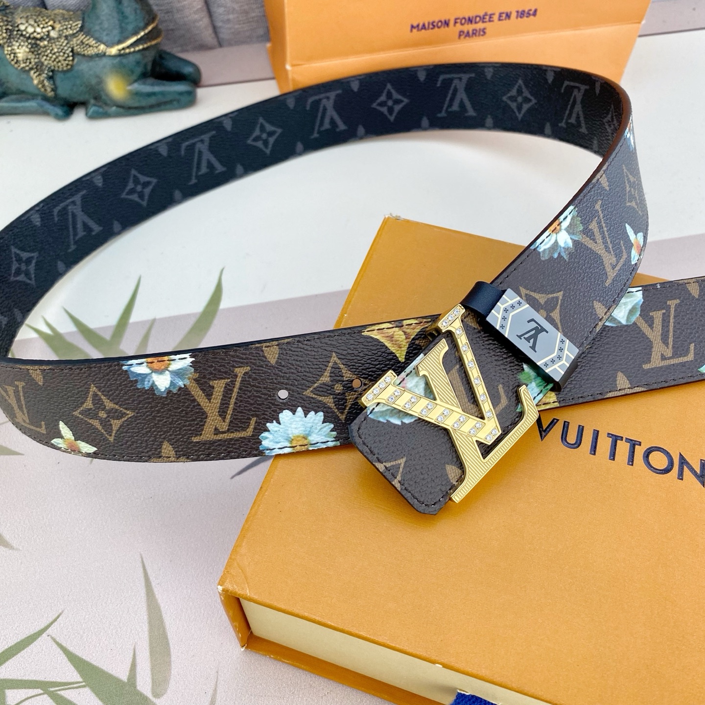 LV💕 特种皮腰带系列 ，原厂五金精品不锈钢钻扣，手感柔软舒适 宽3.8CM。