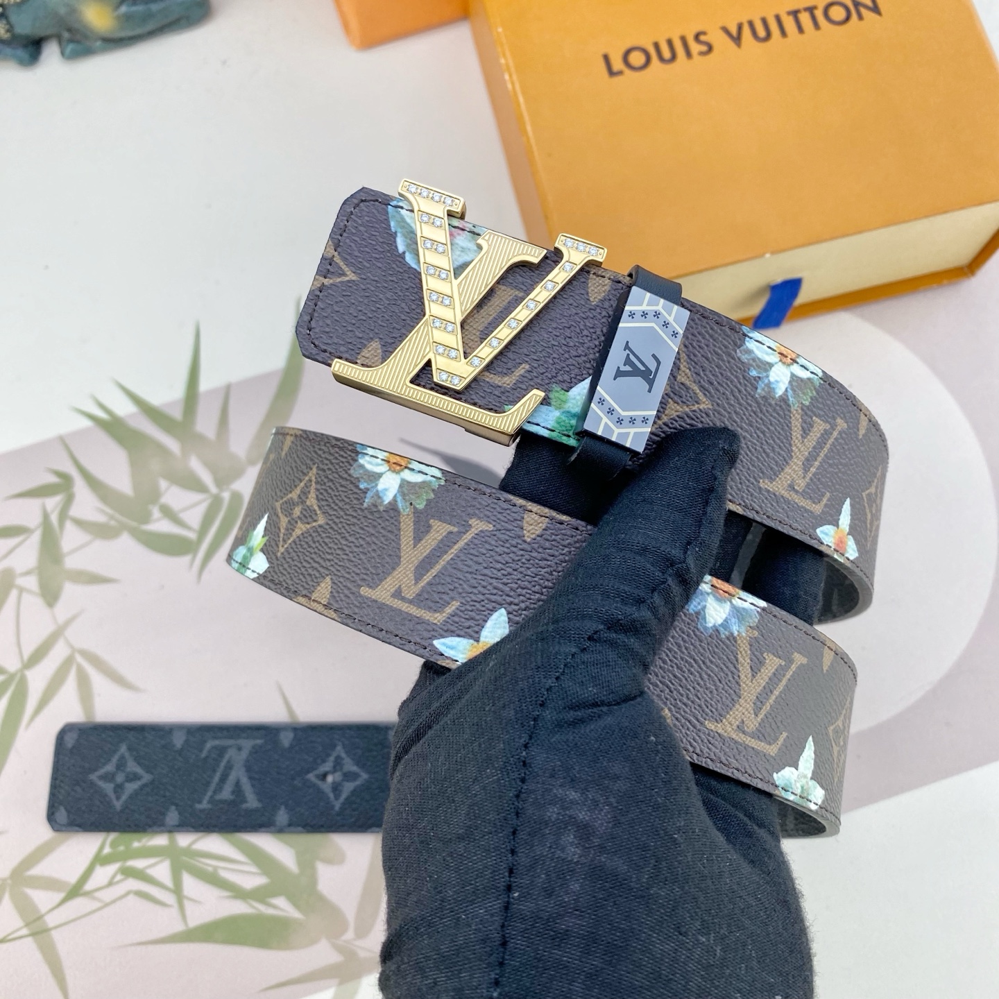 LV💕 特种皮腰带系列 ，原厂五金精品不锈钢钻扣，手感柔软舒适 宽3.8CM。