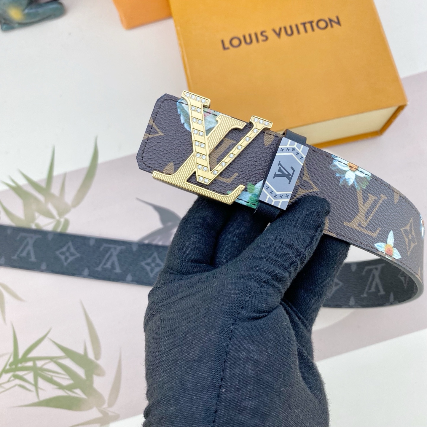 LV💕 特种皮腰带系列 ，原厂五金精品不锈钢钻扣，手感柔软舒适 宽3.8CM。