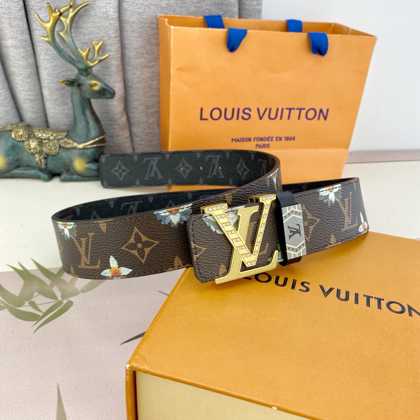 LV💕 特种皮腰带系列 ，原厂五金精品不锈钢钻扣，手感柔软舒适 宽3.8CM。
