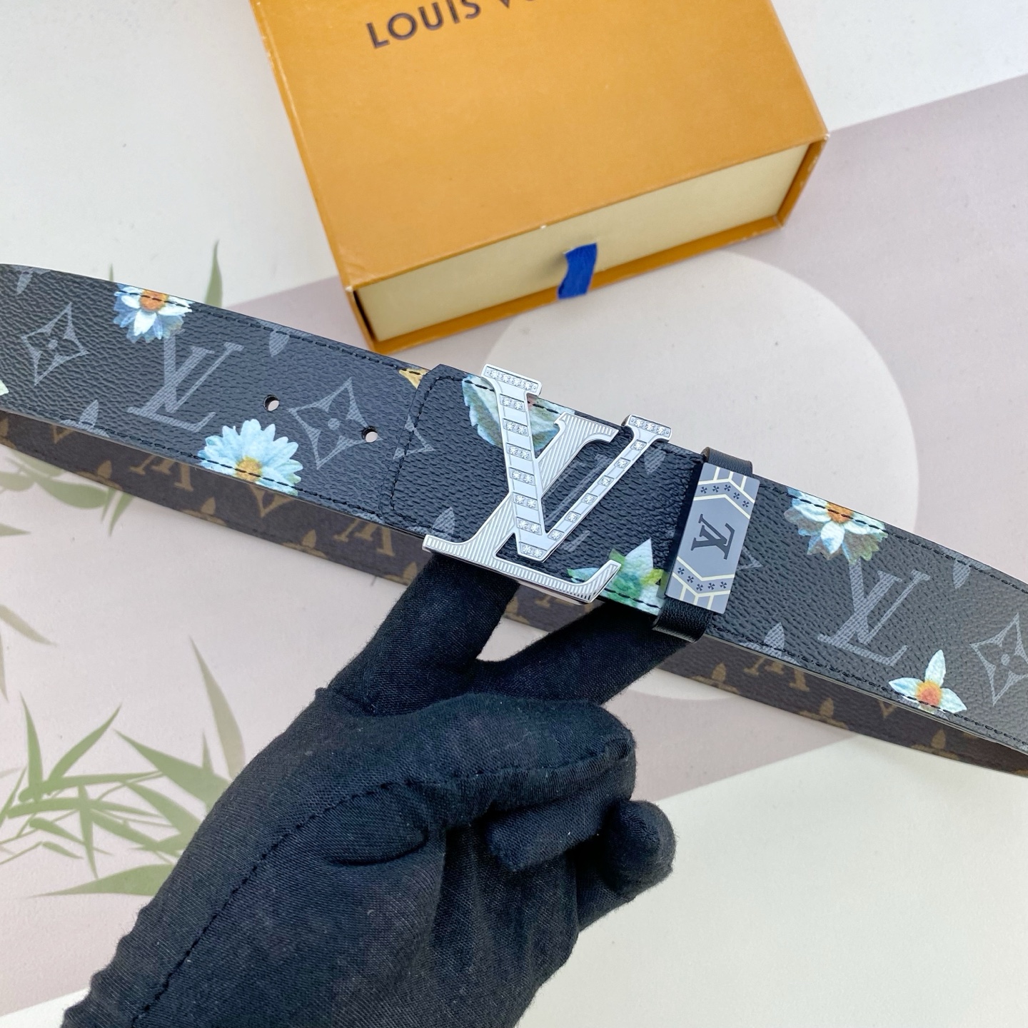 LV💕 特种皮腰带系列 ，原厂五金精品不锈钢钻扣，手感柔软舒适 宽3.8CM。