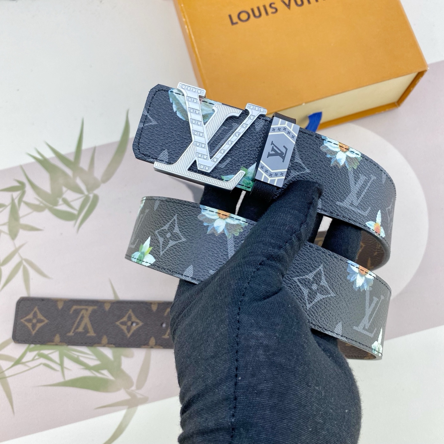 LV💕 特种皮腰带系列 ，原厂五金精品不锈钢钻扣，手感柔软舒适 宽3.8CM。