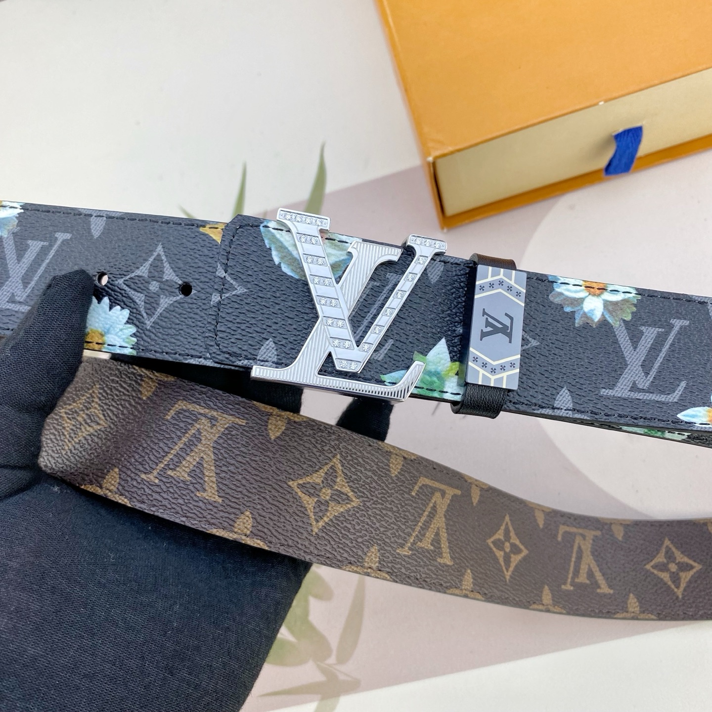 LV💕 特种皮腰带系列 ，原厂五金精品不锈钢钻扣，手感柔软舒适 宽3.8CM。