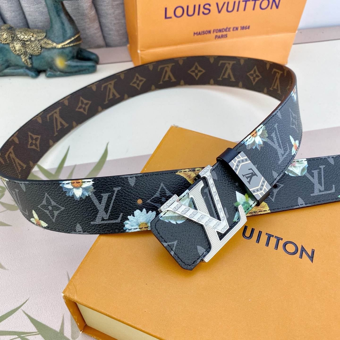 LV💕 特种皮腰带系列 ，原厂五金精品不锈钢钻扣，手感柔软舒适 宽3.8CM。