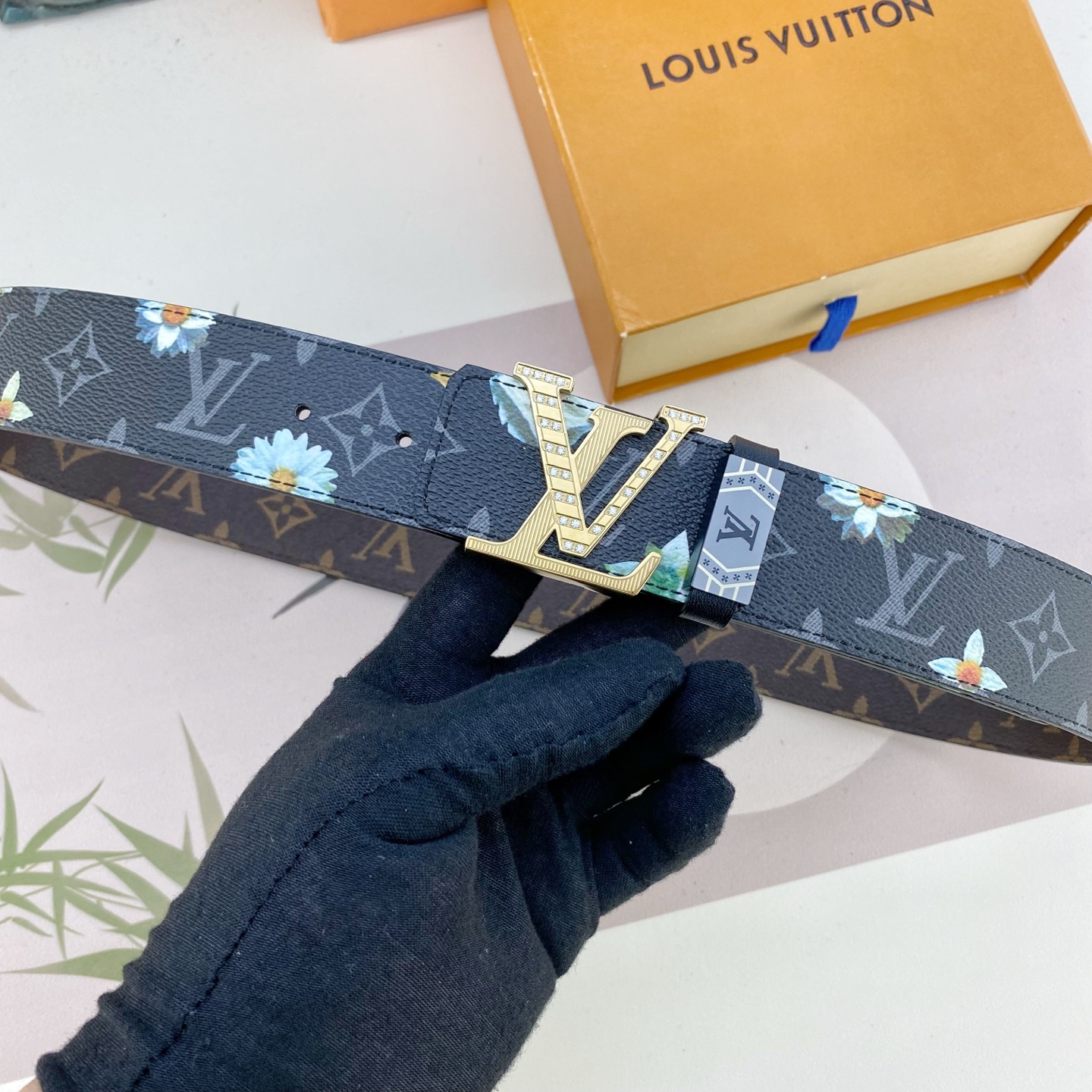 LV💕 特种皮腰带系列 ，原厂五金精品不锈钢钻扣，手感柔软舒适 宽3.8CM。