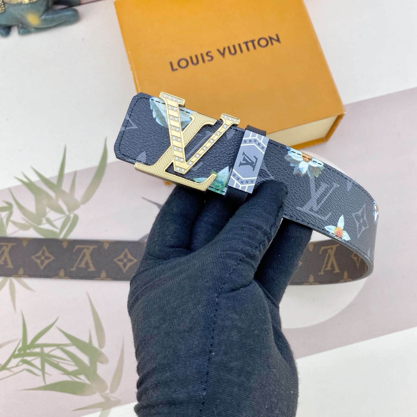 LV💕 特种皮腰带系列 ，原厂五金精品不锈钢钻扣，手感柔软舒适 宽3.8CM。