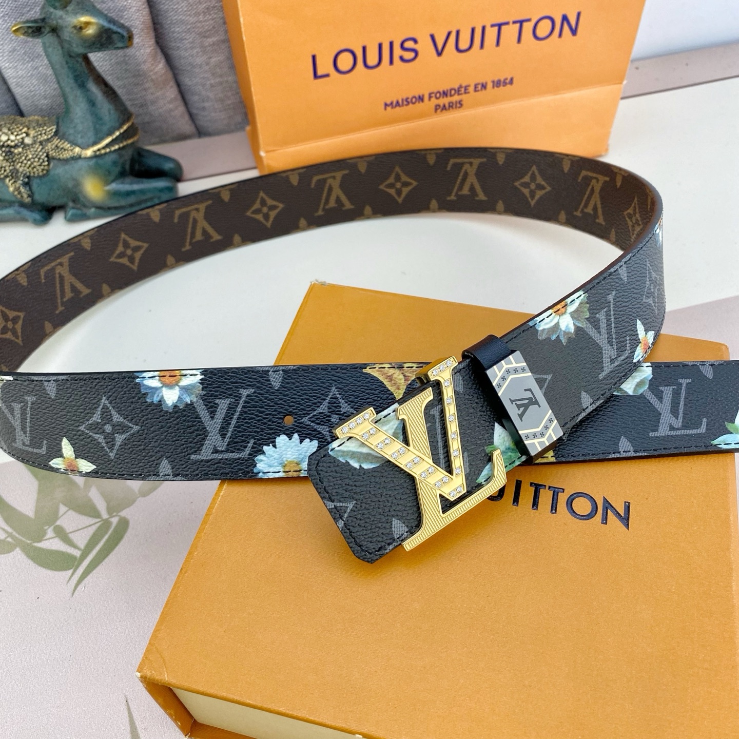 LV💕 特种皮腰带系列 ，原厂五金精品不锈钢钻扣，手感柔软舒适 宽3.8CM。