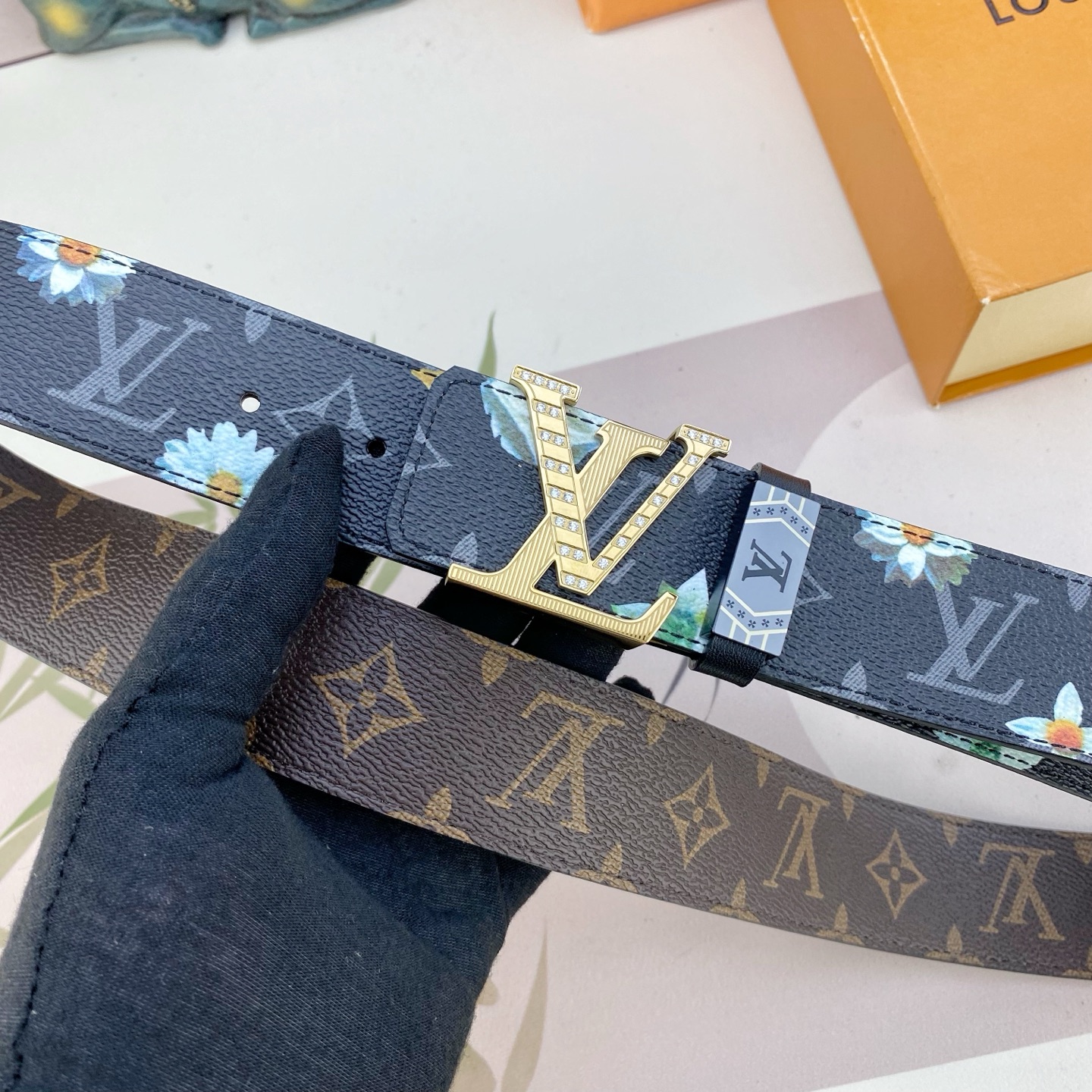 LV💕 特种皮腰带系列 ，原厂五金精品不锈钢钻扣，手感柔软舒适 宽3.8CM。