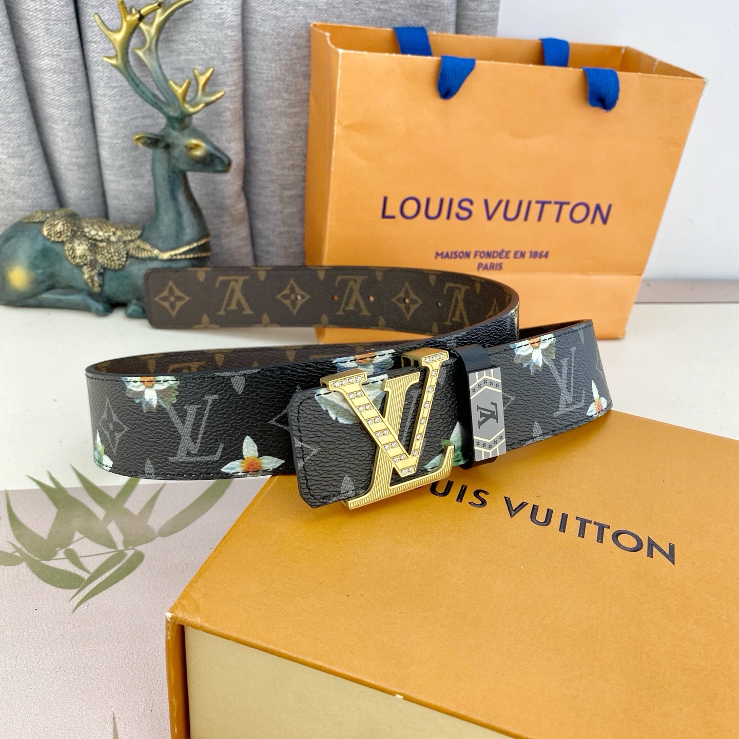 LV💕 特种皮腰带系列 ，原厂五金精品不锈钢钻扣，手感柔软舒适 宽3.8CM。