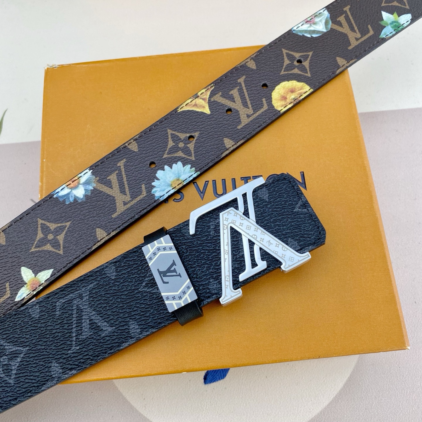 LV💕 特种皮腰带系列 ，原厂五金精品不锈钢扣，手感柔软舒适 宽3.8CM。