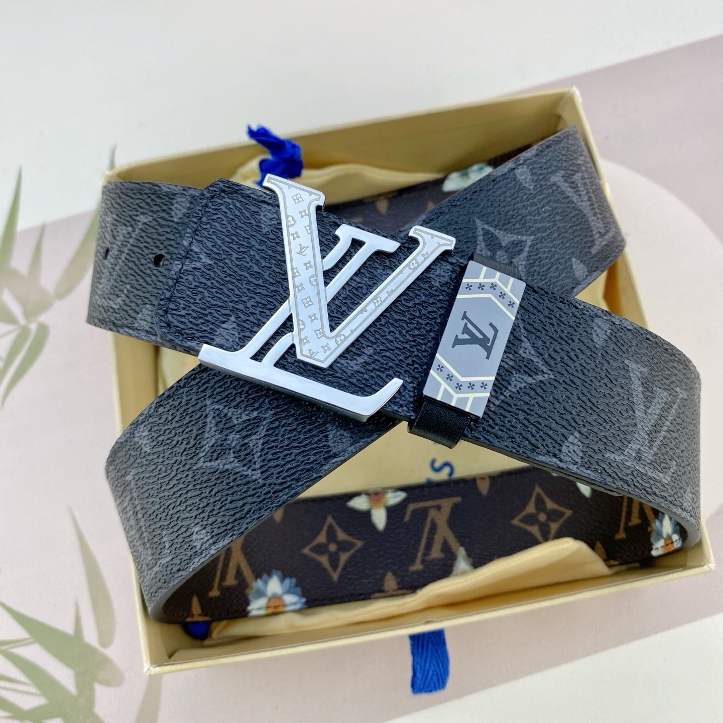 LV💕 特种皮腰带系列 ，原厂五金精品不锈钢扣，手感柔软舒适 宽3.8CM。