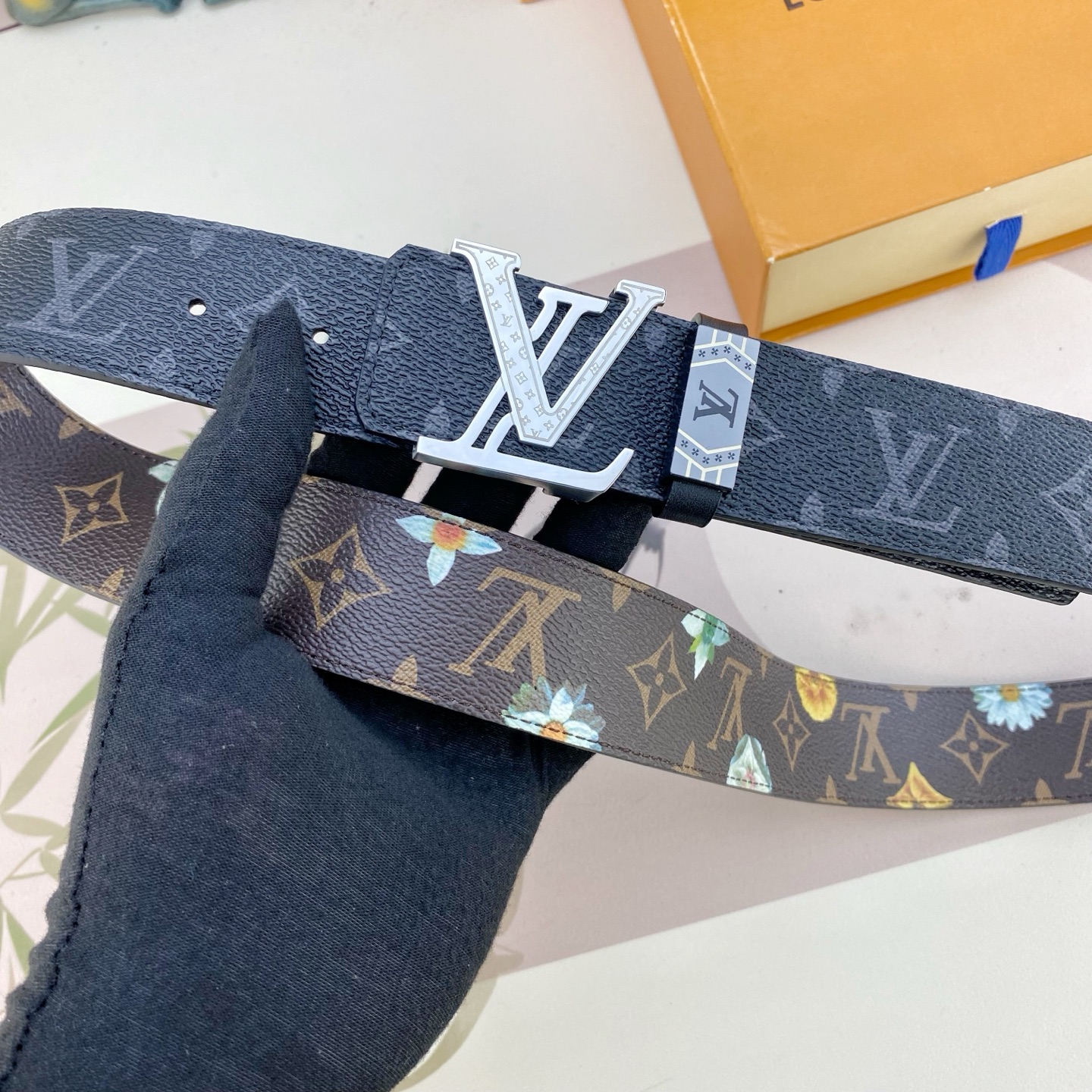 LV💕 特种皮腰带系列 ，原厂五金精品不锈钢扣，手感柔软舒适 宽3.8CM。