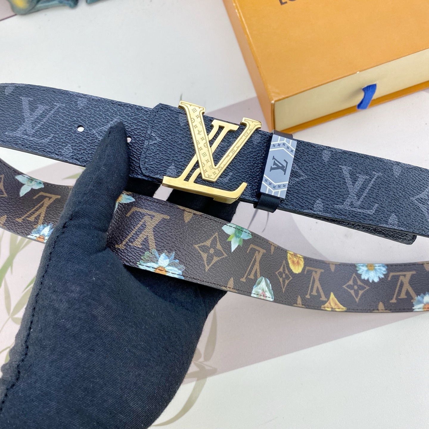 LV💕 特种皮腰带系列 ，原厂五金精品不锈钢扣，手感柔软舒适 宽3.8CM。