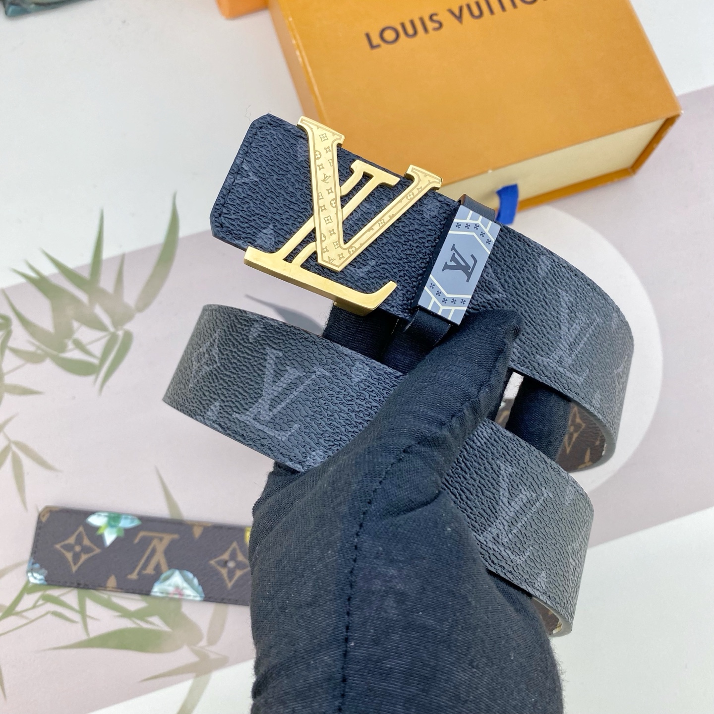 LV💕 特种皮腰带系列 ，原厂五金精品不锈钢扣，手感柔软舒适 宽3.8CM。