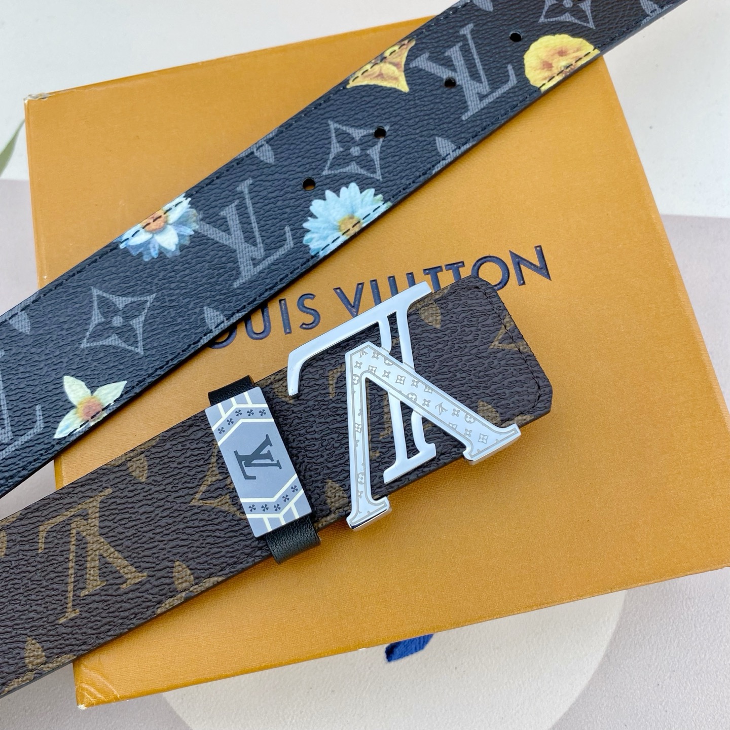 LV💕 特种皮腰带系列 ，原厂五金精品不锈钢扣，手感柔软舒适 宽3.8CM。