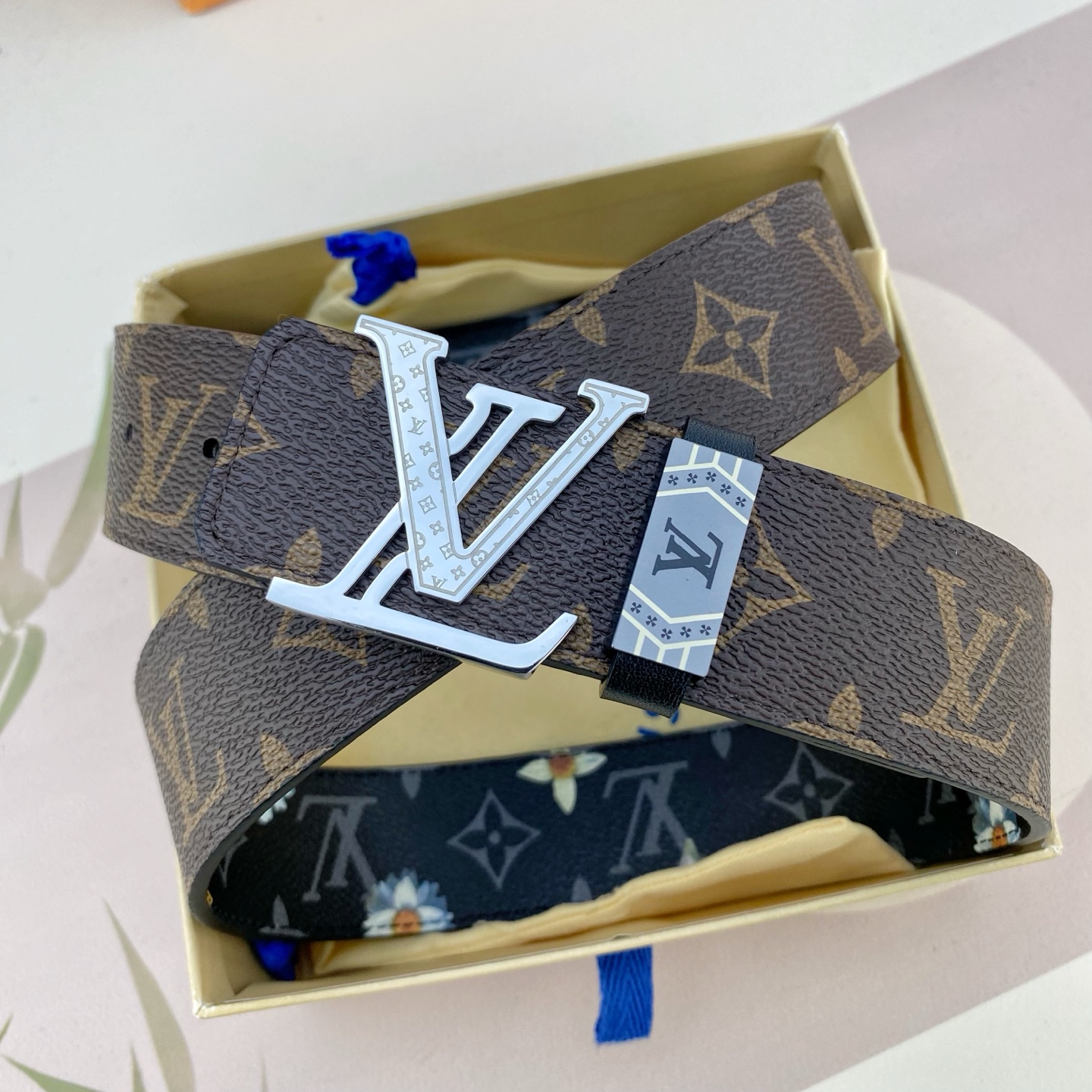 LV💕 特种皮腰带系列 ，原厂五金精品不锈钢扣，手感柔软舒适 宽3.8CM。