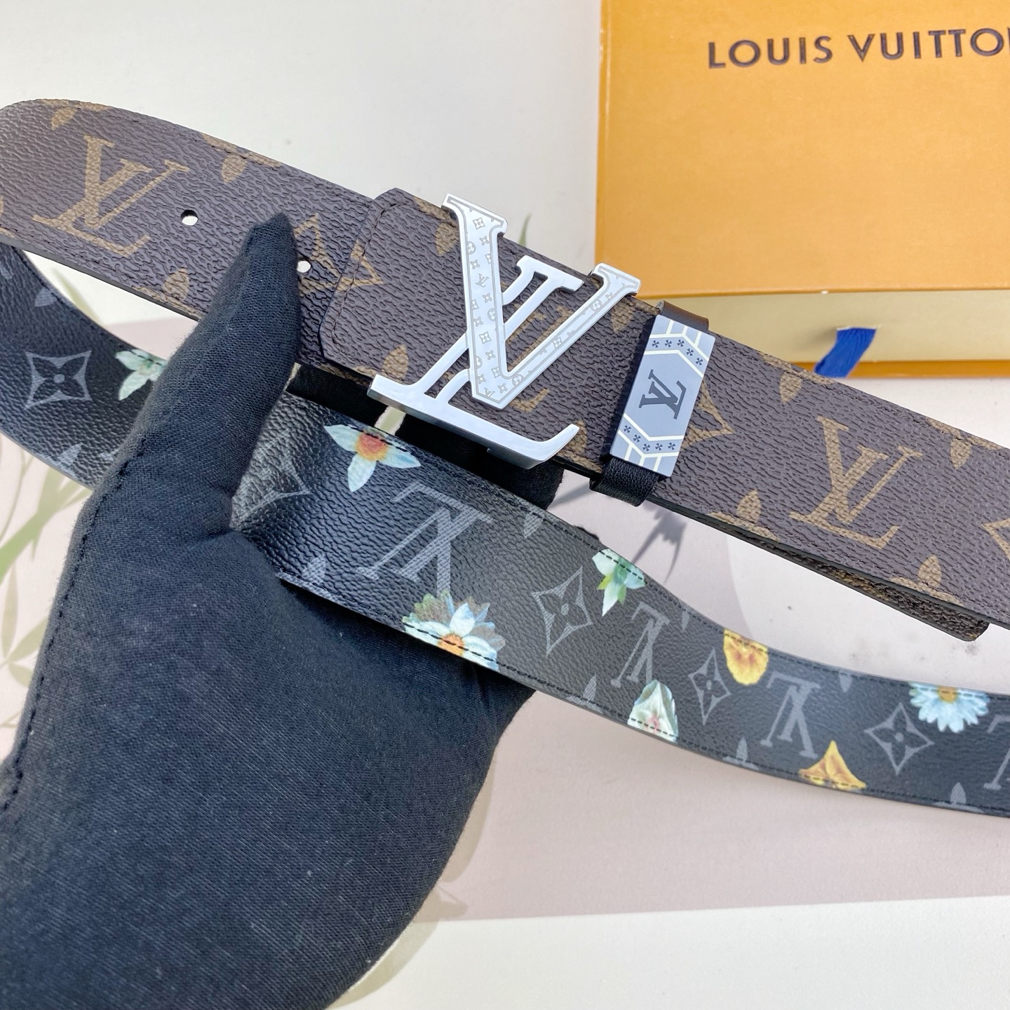 LV💕 特种皮腰带系列 ，原厂五金精品不锈钢扣，手感柔软舒适 宽3.8CM。