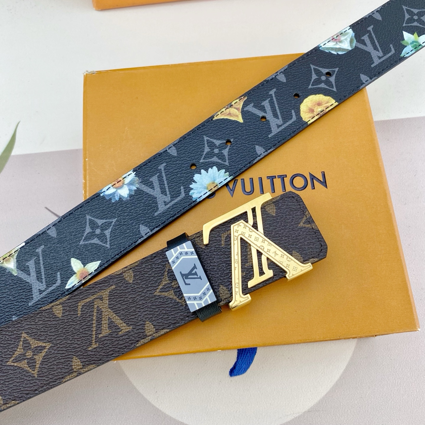 LV💕 特种皮腰带系列 ，原厂五金精品不锈钢扣，手感柔软舒适 宽3.8CM。