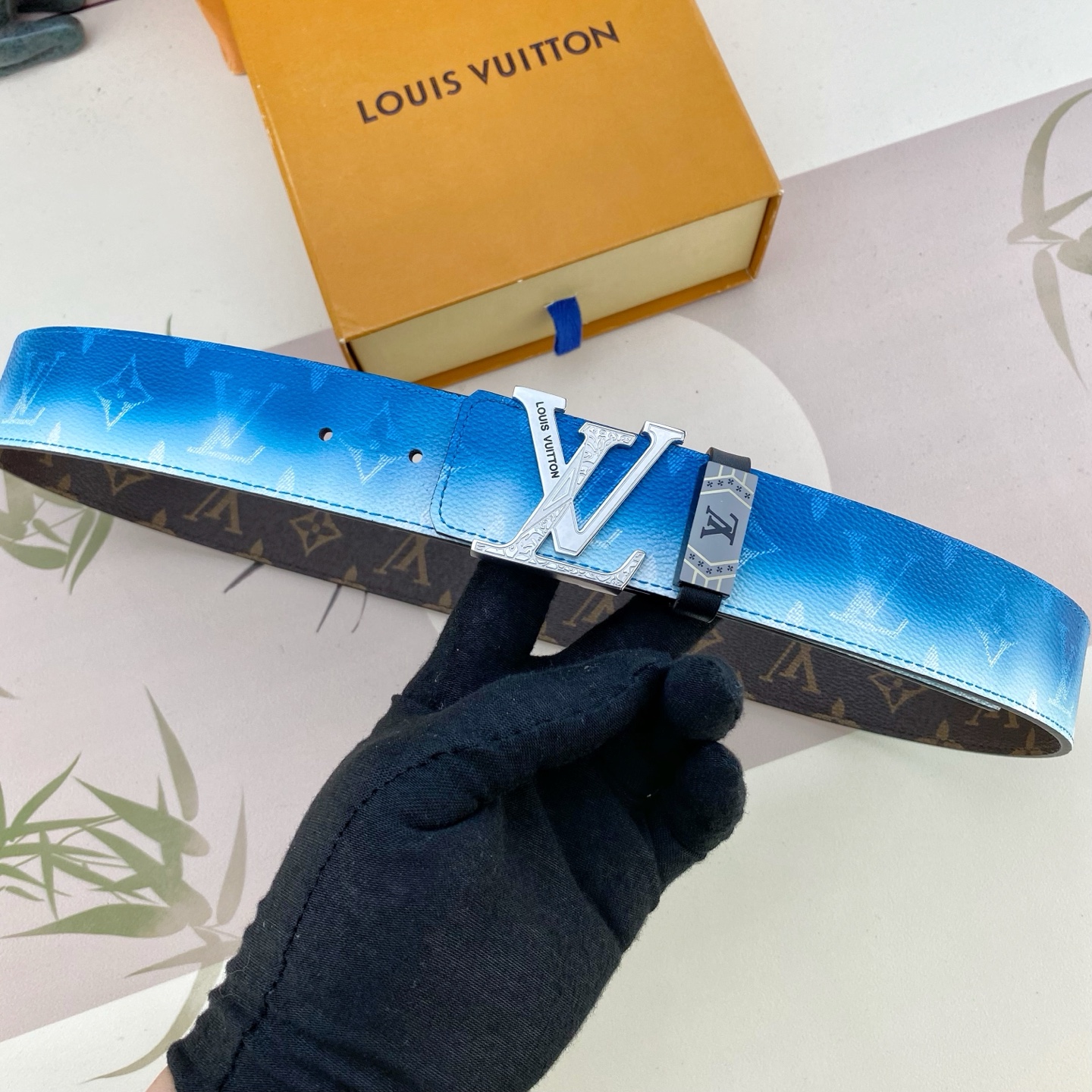 LV💕 特种皮腰带系列 ，原厂五金精品不锈钢扣，手感柔软舒适 宽3.8CM。