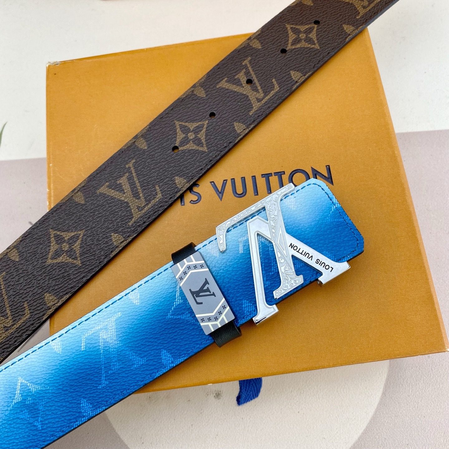 LV💕 特种皮腰带系列 ，原厂五金精品不锈钢扣，手感柔软舒适 宽3.8CM。