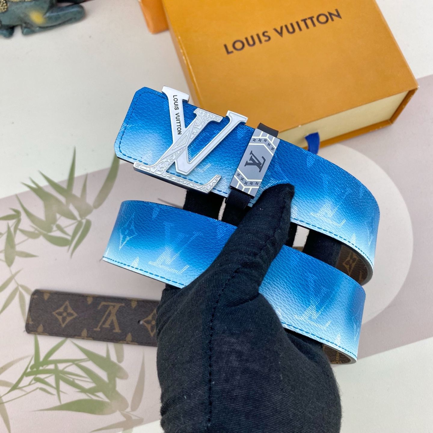 LV💕 特种皮腰带系列 ，原厂五金精品不锈钢扣，手感柔软舒适 宽3.8CM。