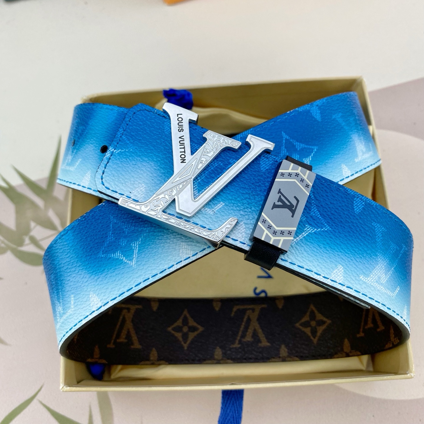 LV💕 特种皮腰带系列 ，原厂五金精品不锈钢扣，手感柔软舒适 宽3.8CM。